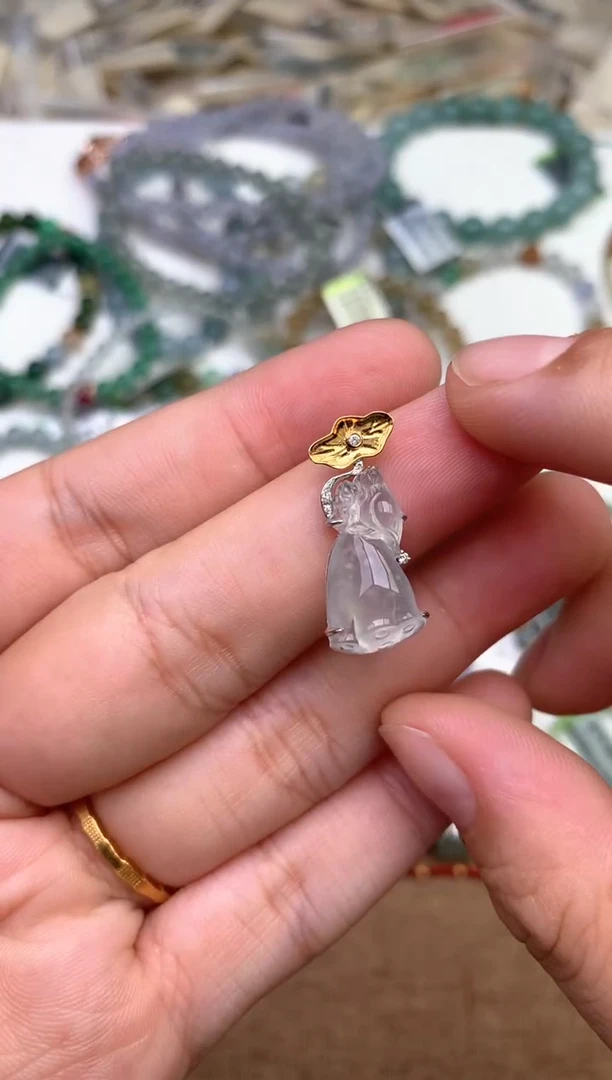 18K金镶嵌挂件翡翠 —