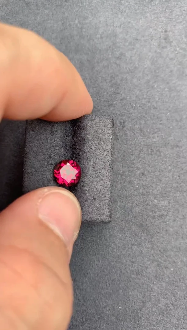 石榴石裸石未镶嵌1.5ct 镁铝榴石正圆