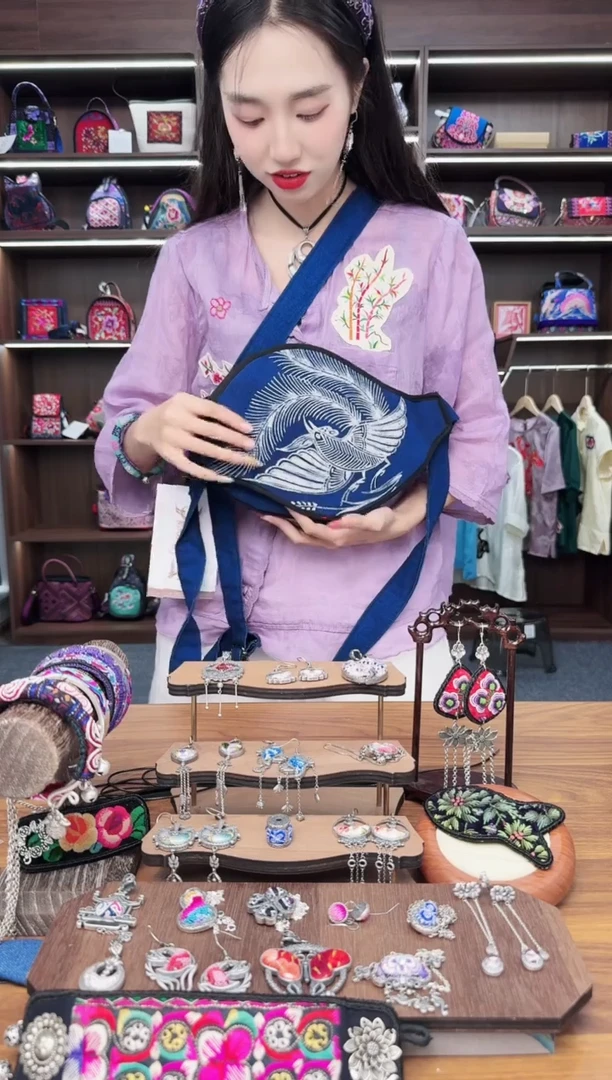 织绣A84蒙阿苏苗绣传承店