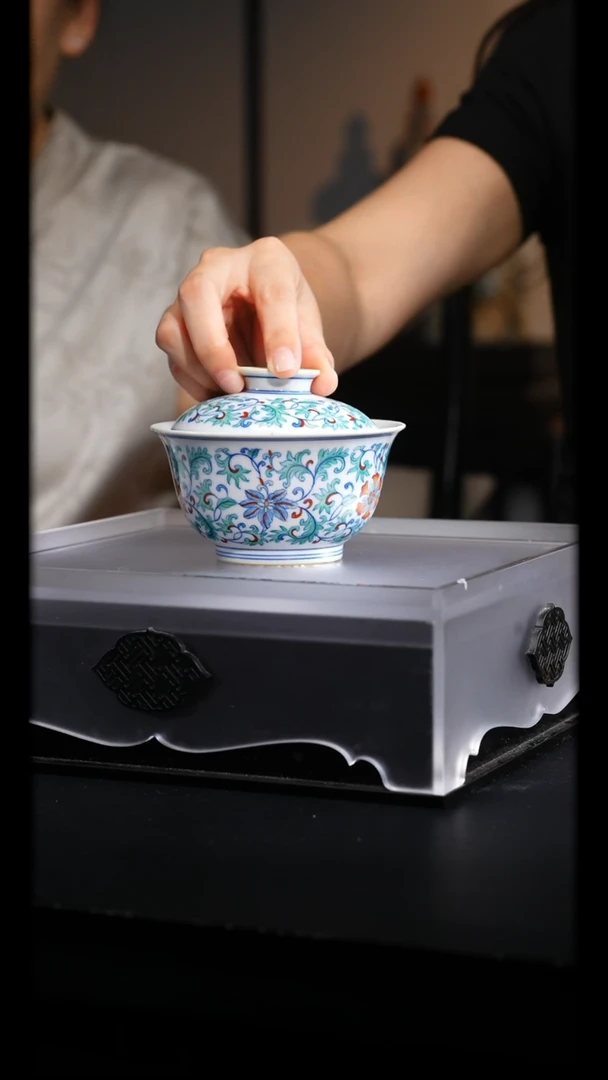 涂杏花丨斗彩缠枝花卉盖碗