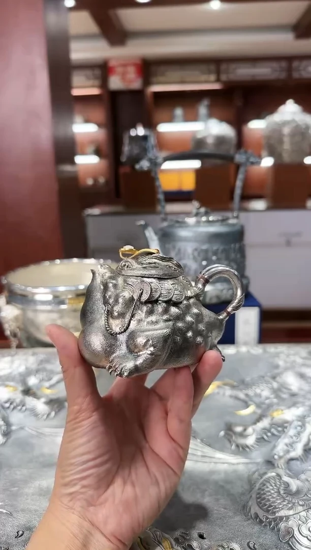 沐*足银999精工手工仿生器银蟾大师鏨刻泡茶壶