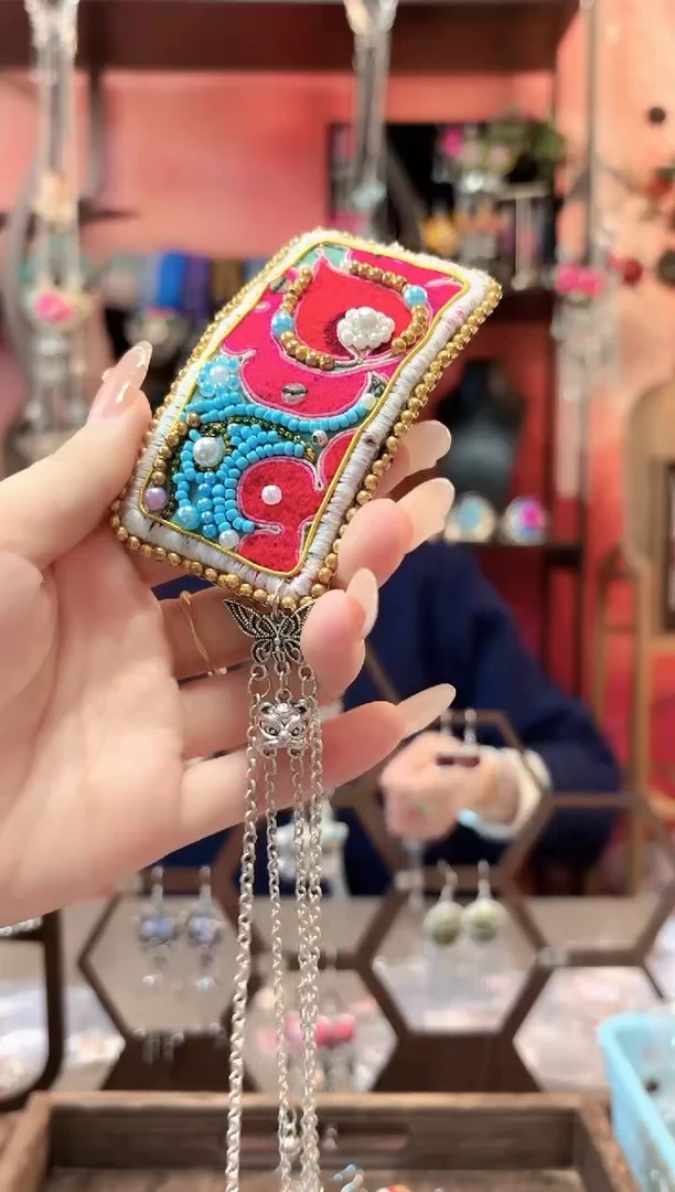 织绣云织谣民族风精美饰品   389