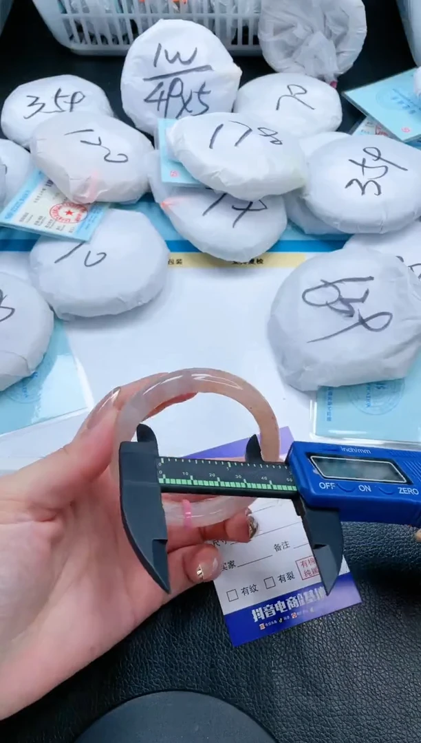 【闪购商品】石英质玉手镯未镶嵌21V67-53