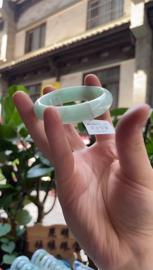翡翠手镯未镶嵌53圈