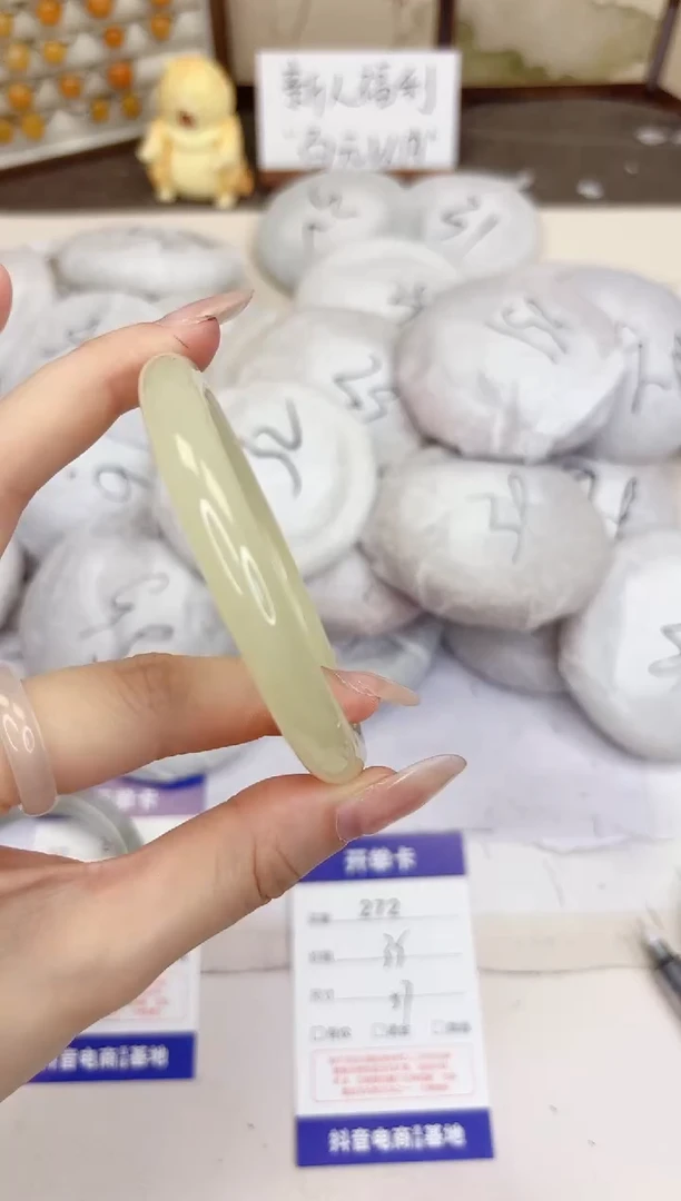 石英质玉手镯未镶嵌272-奶青美人条-圈口57