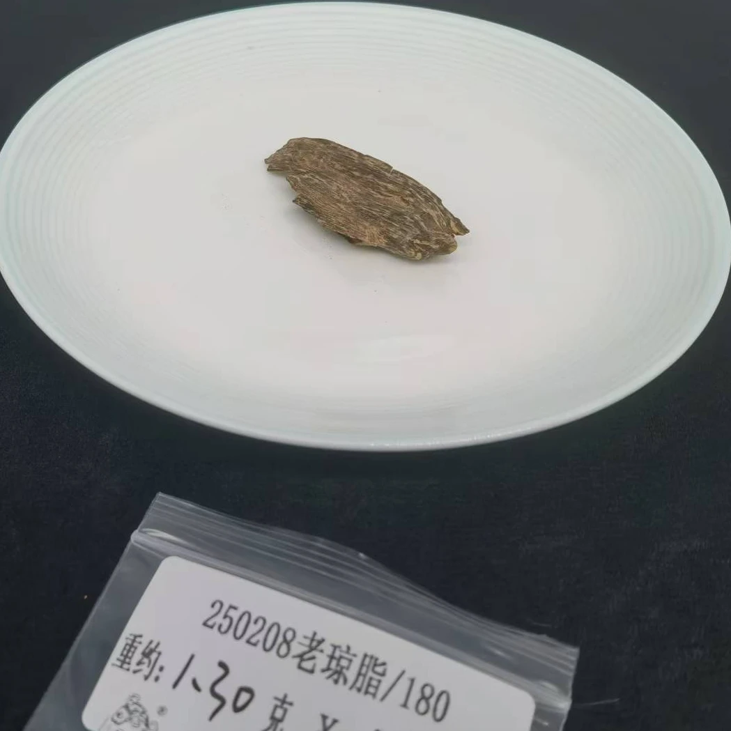 重约1.30克  250208老琼脂/180（料）天然木艺
