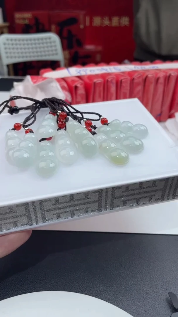 【闪购商品】翡翠挂件未镶嵌砍价王/579155/豆子/多样性发一