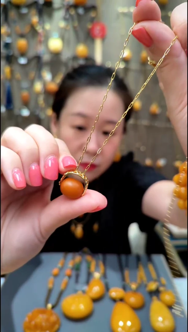 蜜蜡银S925镀金镶嵌珠宝奇石﹣F844蜜蜡吊坠路路通