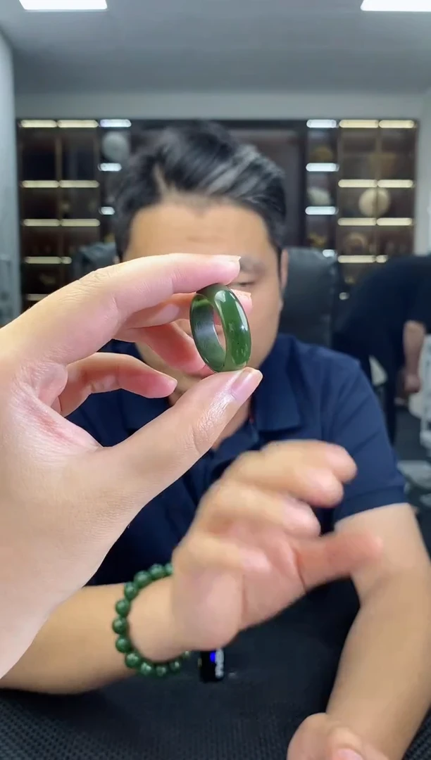 颈饰未镶嵌和田玉碧玉素圈戒指