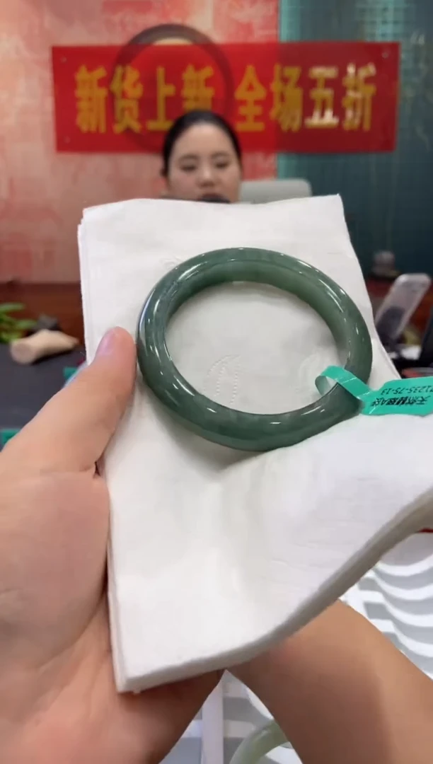 翡翠手镯未镶嵌多人00026200