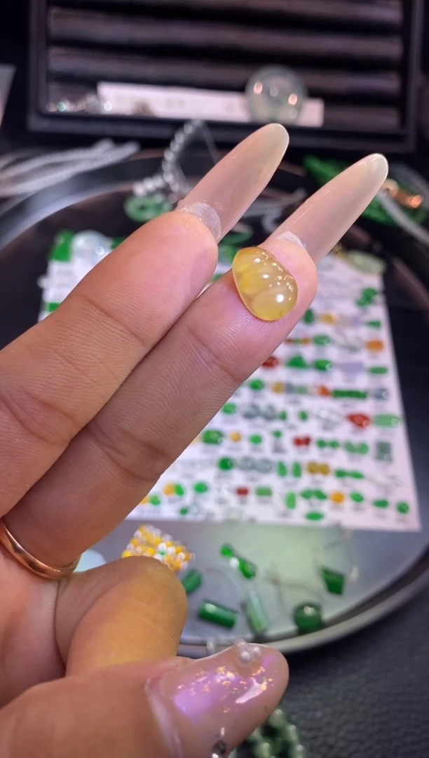 翡翠挂件未镶嵌豆子