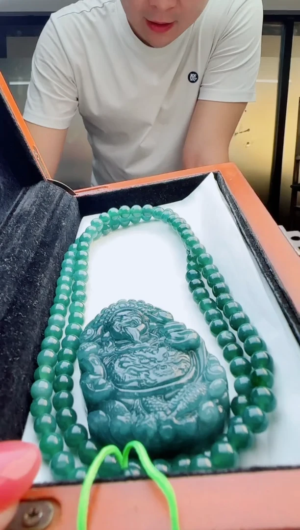 翡翠未镶嵌颈饰多样性发货其中一件