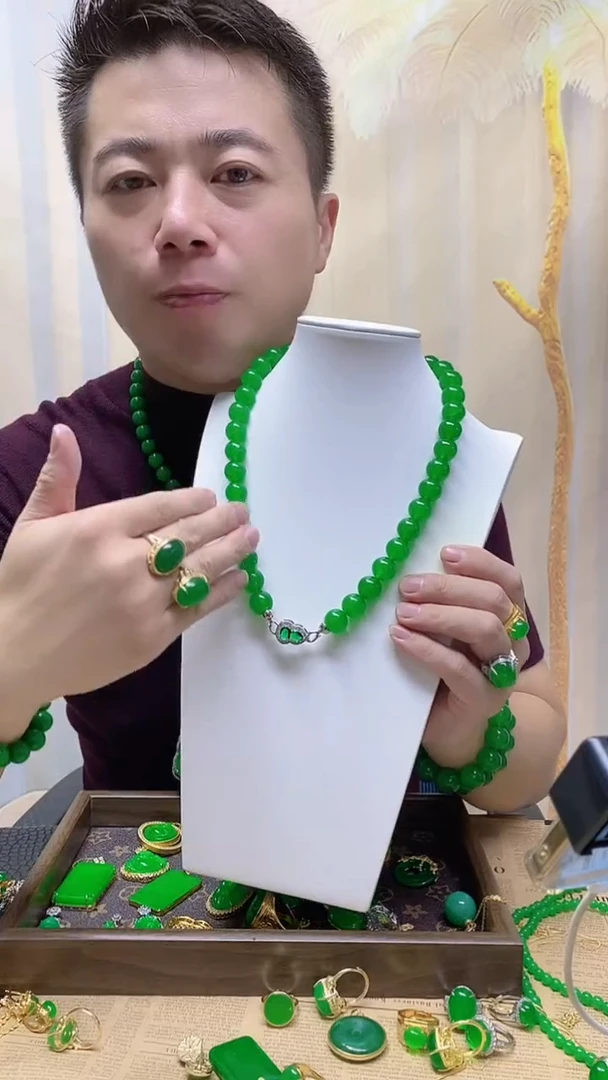无非金属翠绿色项链