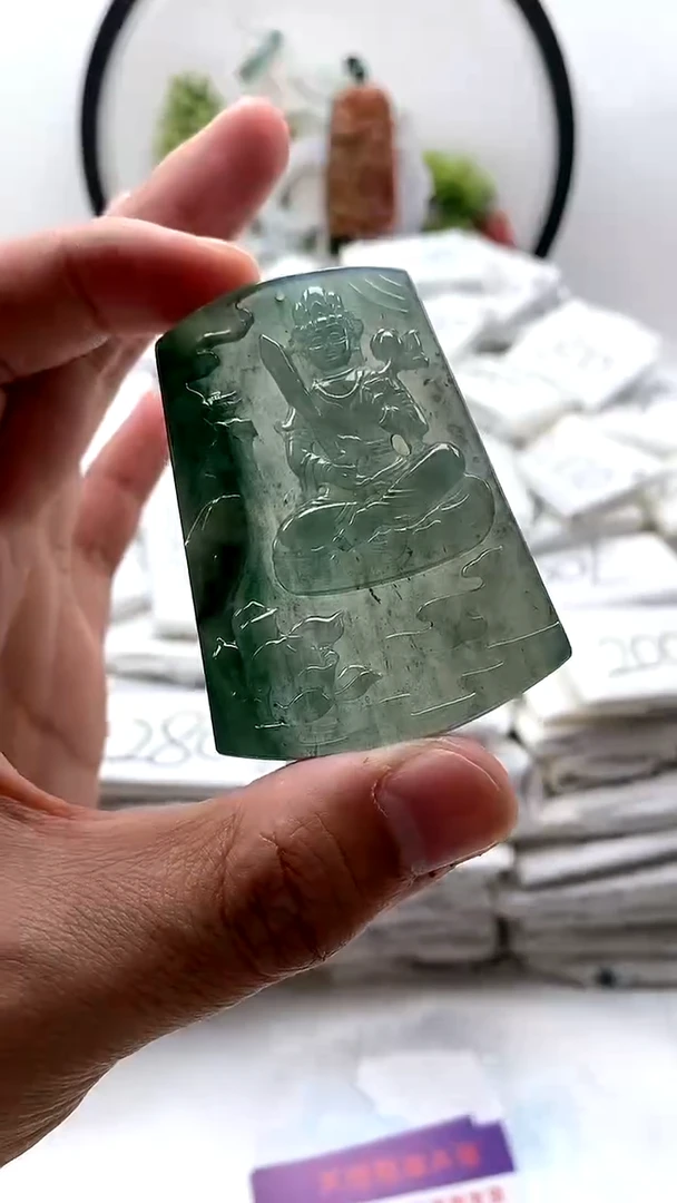 翡翠未镶嵌颈饰虚空藏