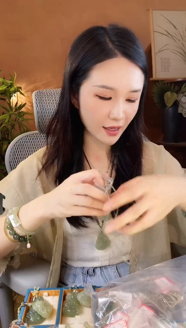 和田玉未镶嵌颈饰蝴蝶