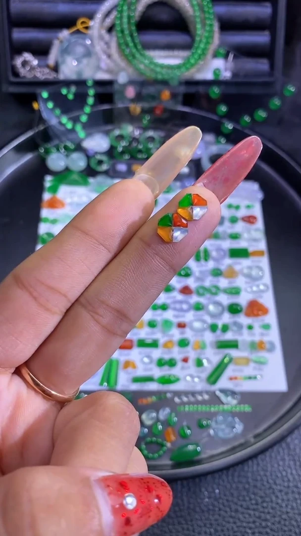 未镶嵌挂件翡翠切割
