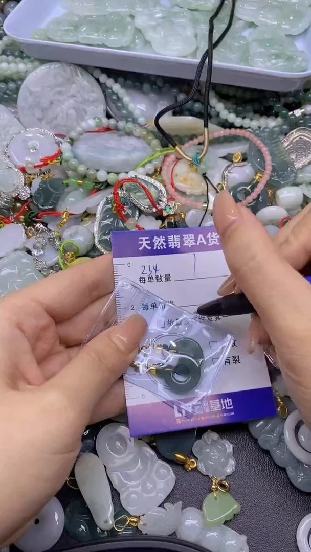 翡翠未镶嵌颈饰天然翡翠A货吊坠批量多样性发其一