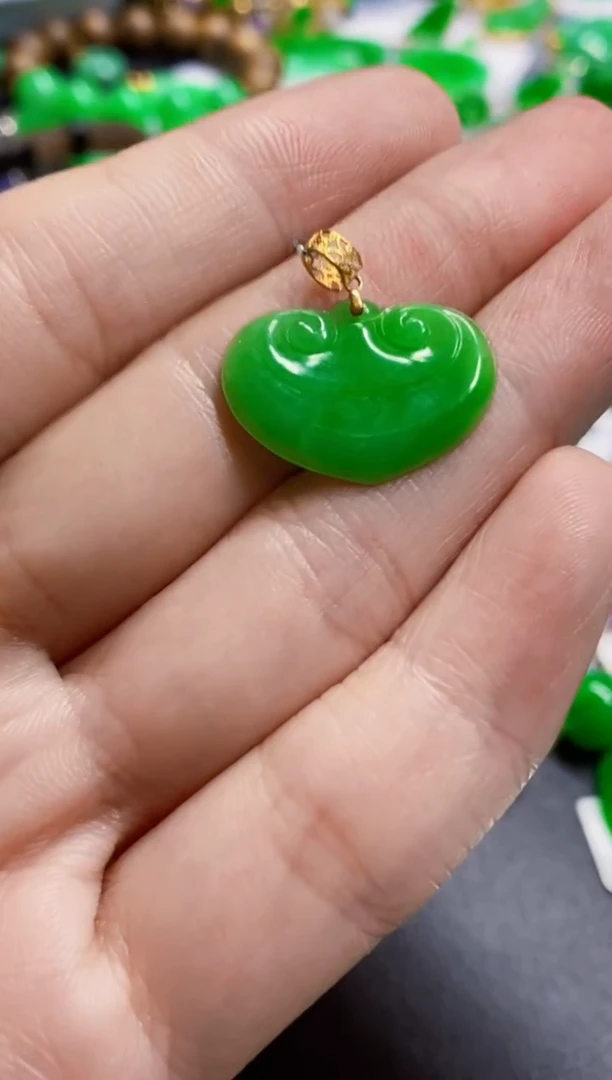 颈饰18K金镶嵌翡翠如意