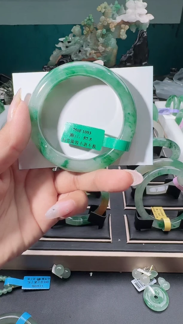 未镶嵌手镯石英质玉（非洲翠）手镯