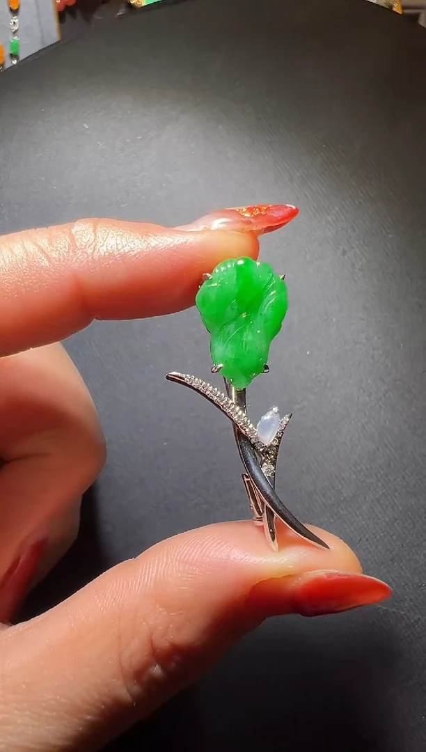 颈饰银S925镶嵌翡翠翡翠白菜吊坠（有石纹）