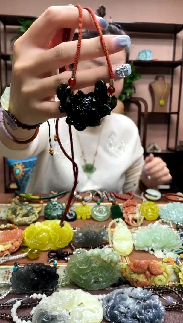 未镶嵌岫玉颈饰·