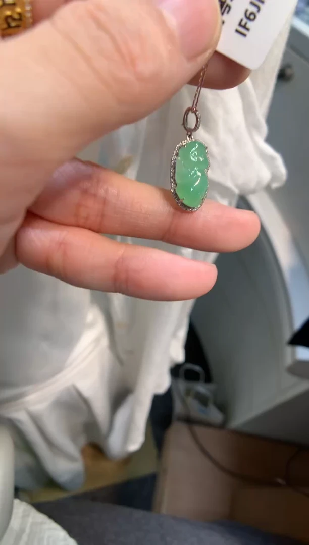 颈饰18K金镶嵌翡翠花件吊坠