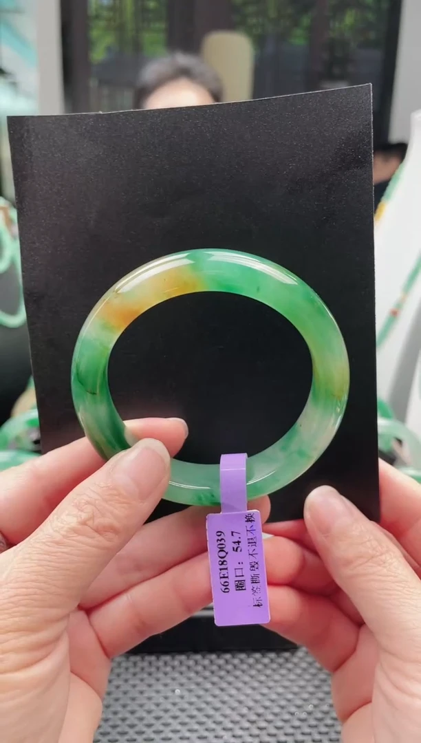 未镶嵌手镯石英质玉（非洲翠）手镯