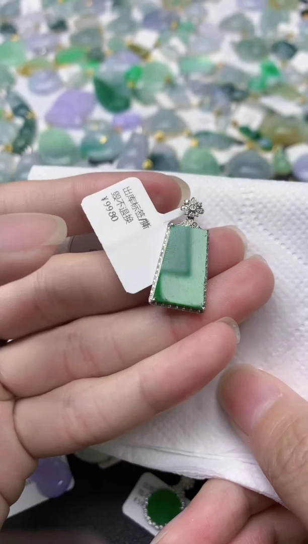 颈饰18K金镶嵌翡翠天然翡翠A货