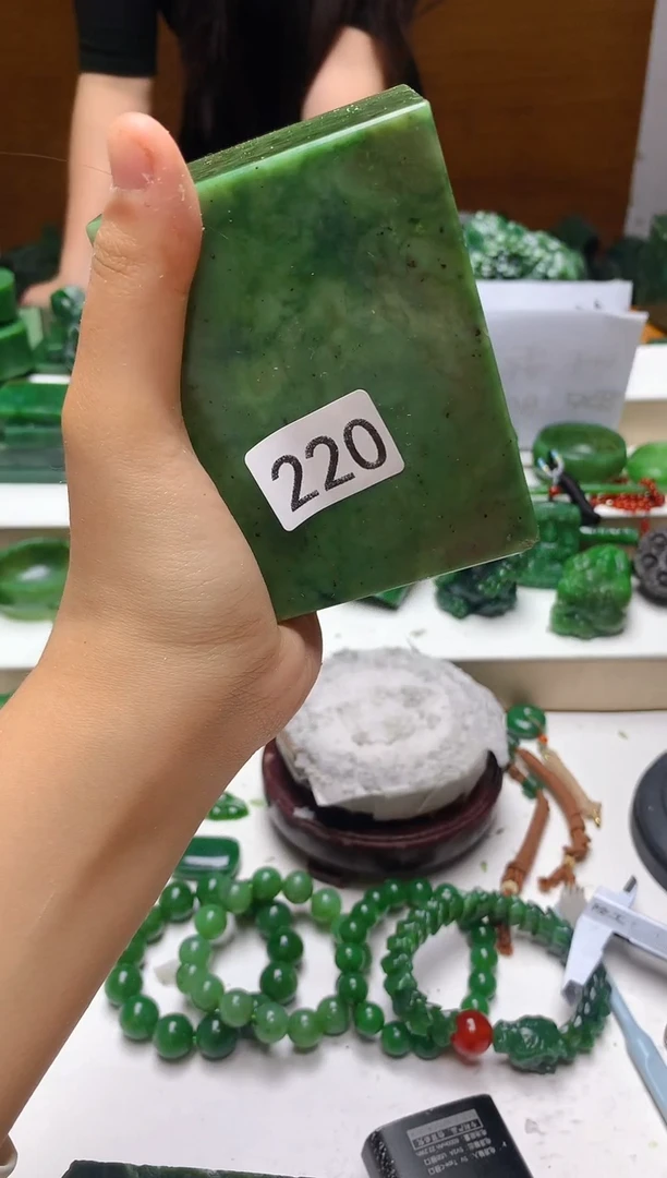 未镶嵌和田玉（碧玉）珠宝半成品有暇