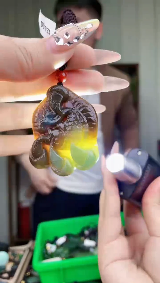 【闪购商品】和田玉挂件未镶嵌拍一发一，多样性发货！