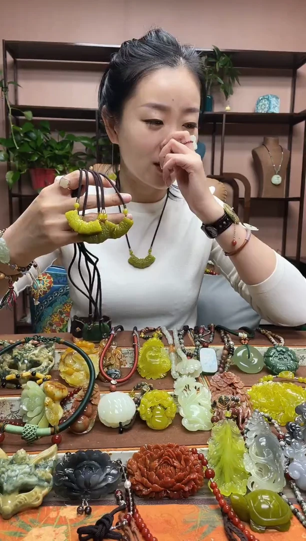 未镶嵌岫玉吊坠多样性发货发其中之一