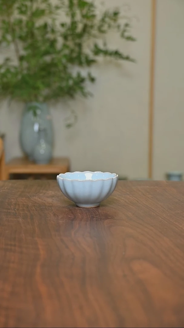 杯微瑕天青釉无款菊瓣杯60ml