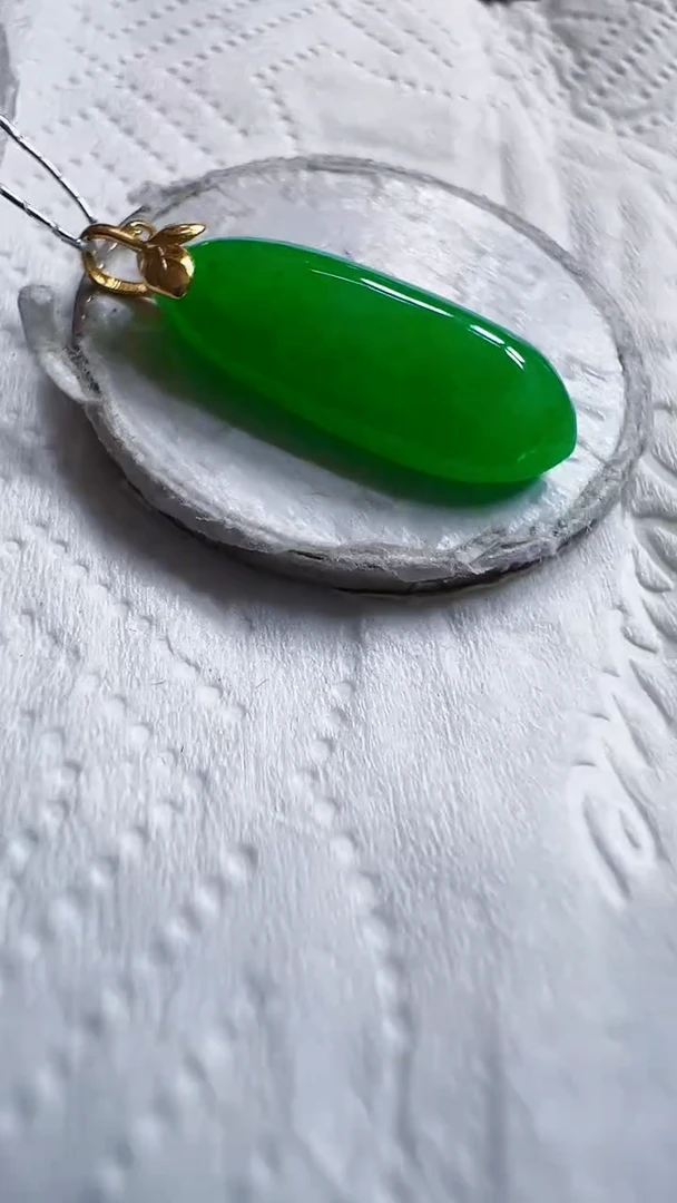 颈饰18K金镶嵌翡翠瓜