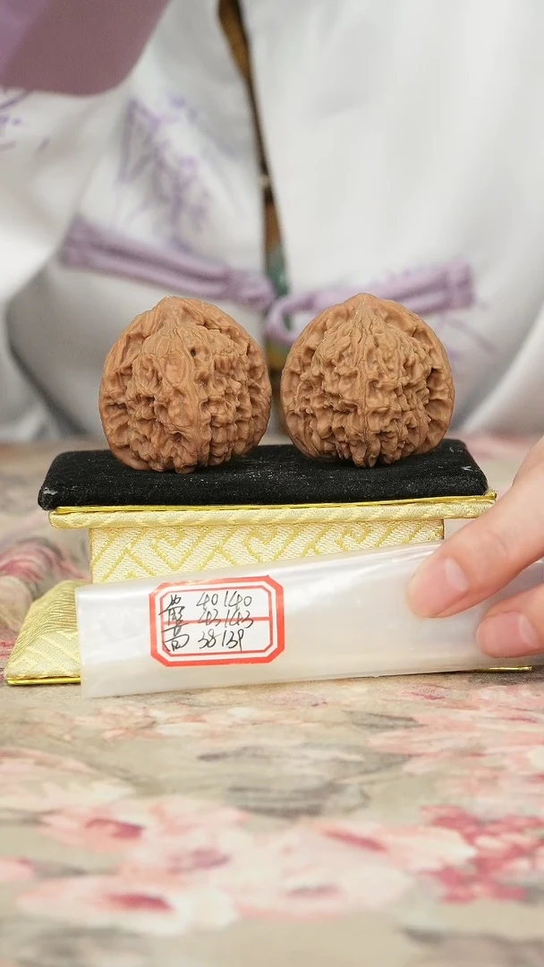 把件文玩核桃熊出没南疆石