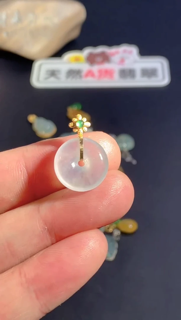 颈饰18K金镶嵌翡翠