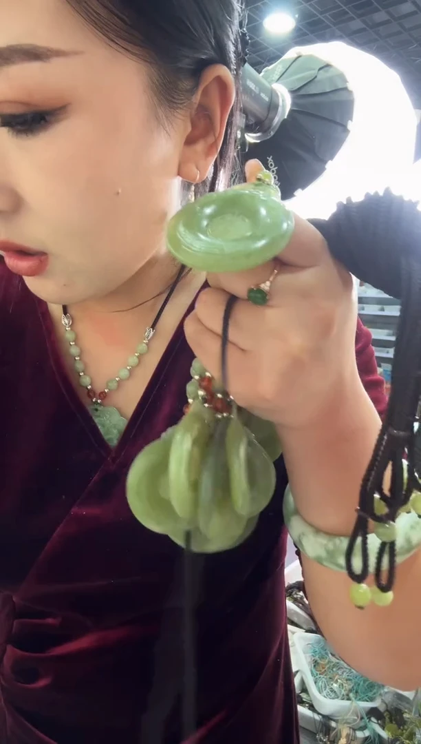 【闪购商品】岫玉颈饰未镶嵌湖水绿无事牌带牌头