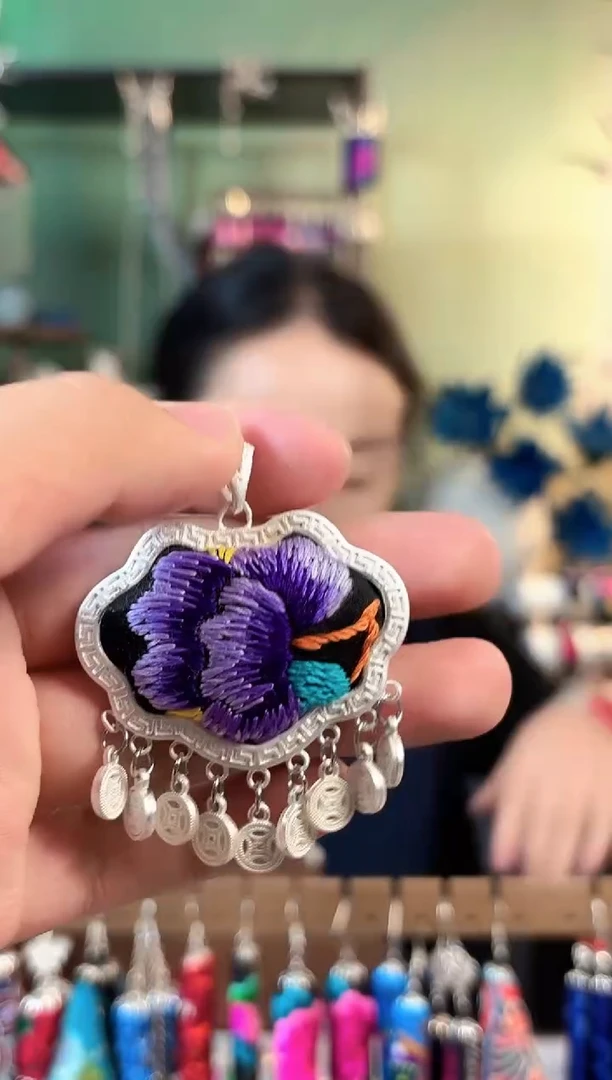 彩云南阁非遗老绣饰品818