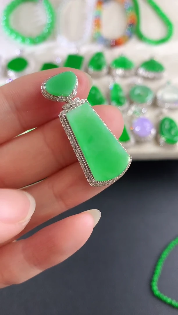 吊坠(不含链)18K金镶嵌翡翠77|