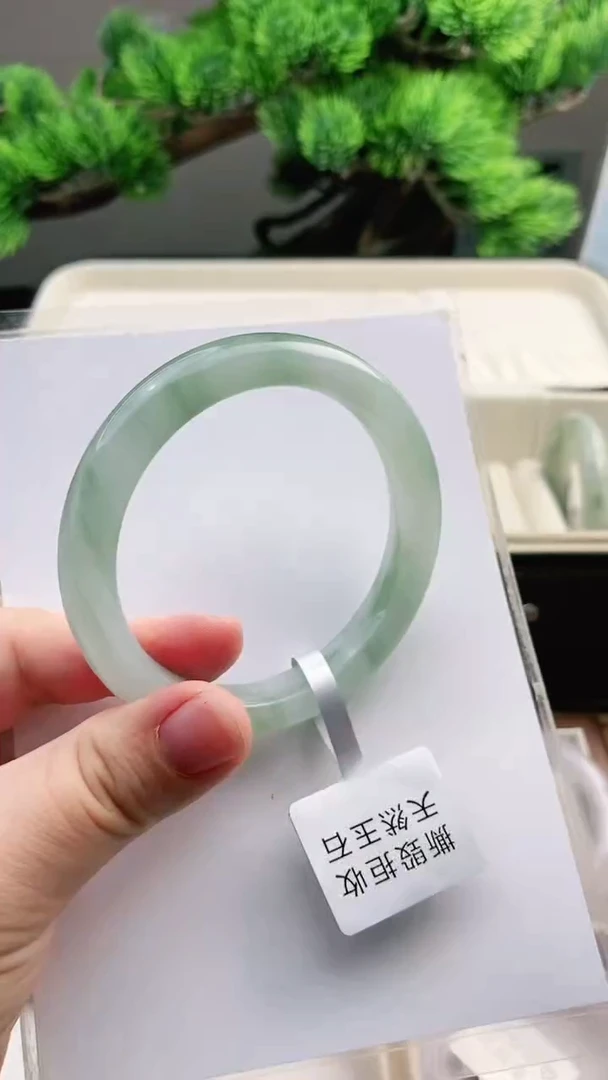 【闪购商品】石英质玉手镯未镶嵌58