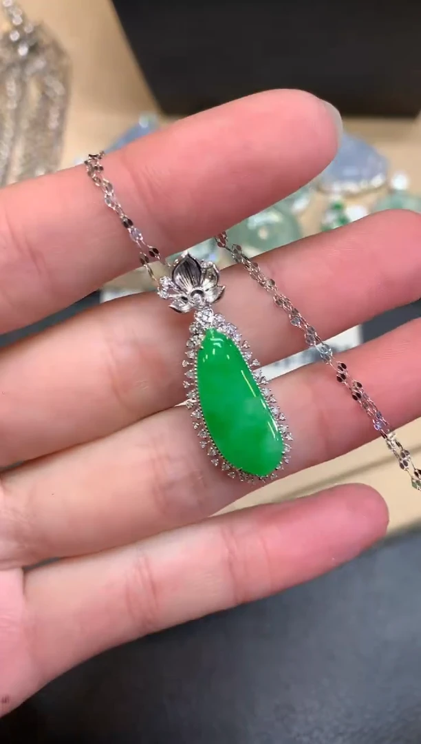 【闪购商品】翡翠颈饰18K金镶嵌福瓜【无服务费】