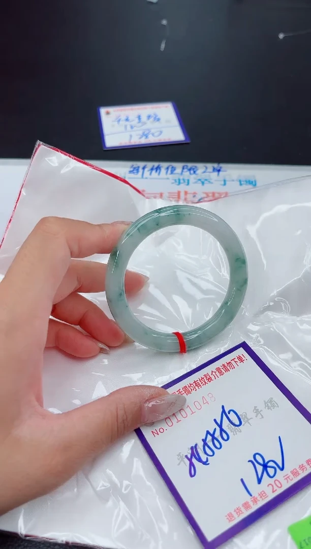 翡翠手镯未镶嵌1