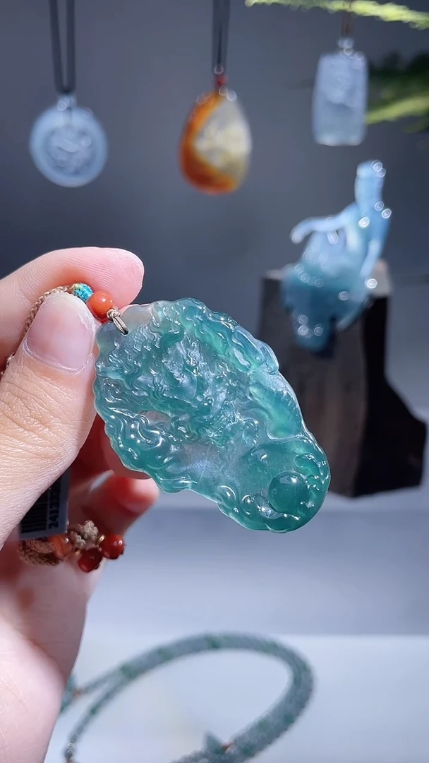 颈饰未镶嵌翡翠龙牌