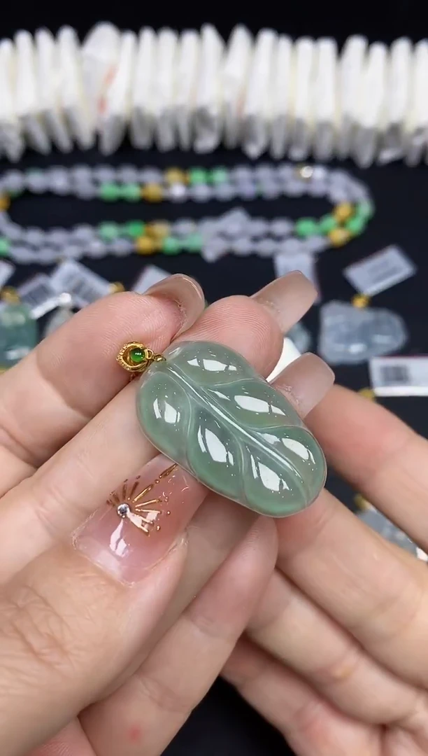 吊坠(不含链)18K金镶嵌翡翠叶子18K金扣镶嵌@@CMT