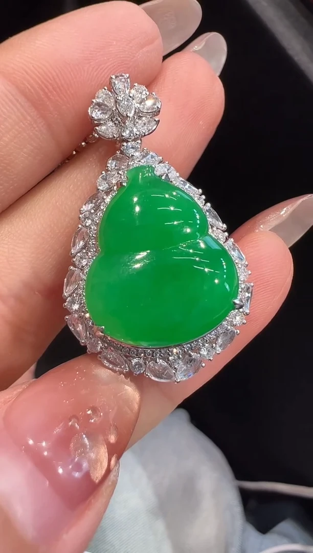 颈饰18K金镶嵌翡翠吊坠