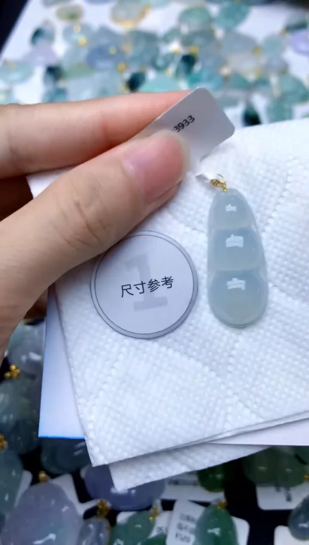 颈饰18K金镶嵌翡翠天然A货翡翠