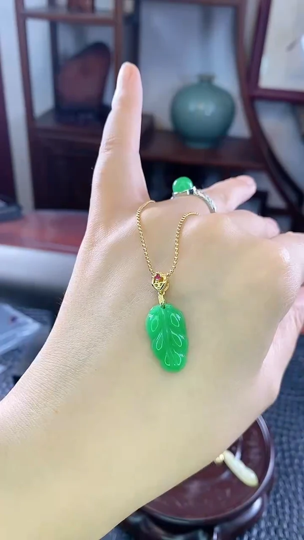吊坠(赠链)未镶嵌翡翠X11阳绿小叶子