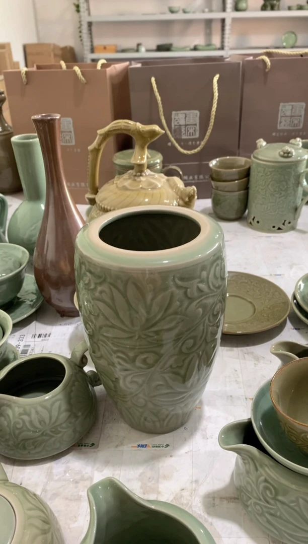 瑕疵 莲纹青釉花瓶 1只