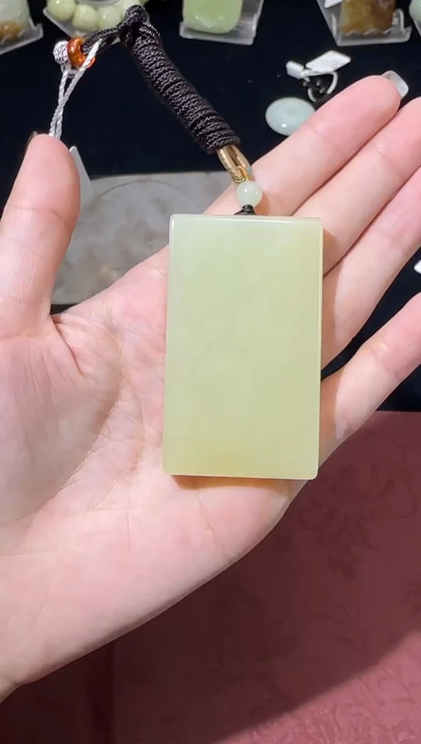 吊坠(不含链)未镶嵌和田玉（青玉）若羌黄口微色差吊坠