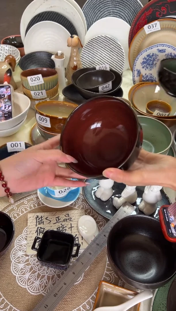 新骨瓷049瑕疵麟彩红 5,75寸碗