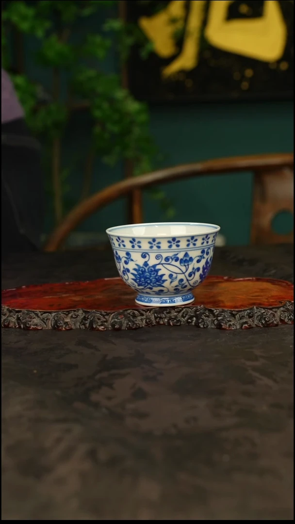 青花手绘缠枝莲主人杯